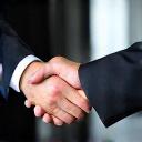 Stretta di mano per una compravendita immobiliare